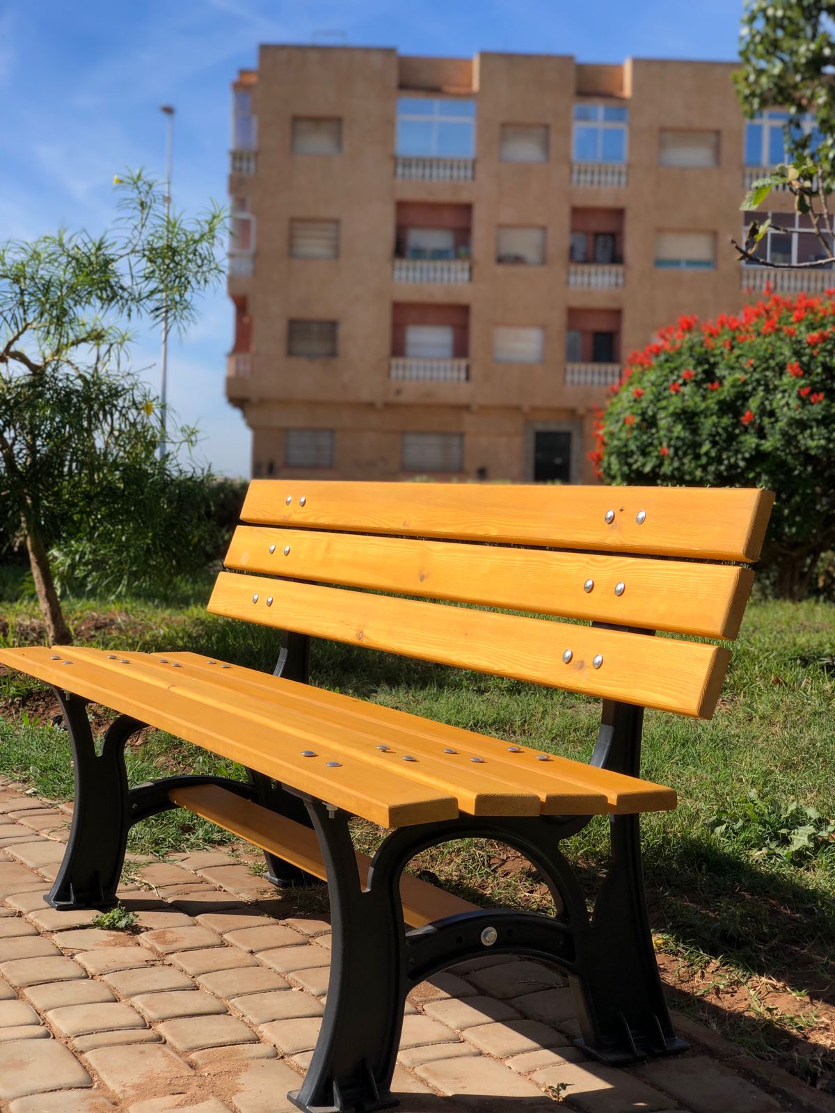 Clients satisfaits sur banc de jardin